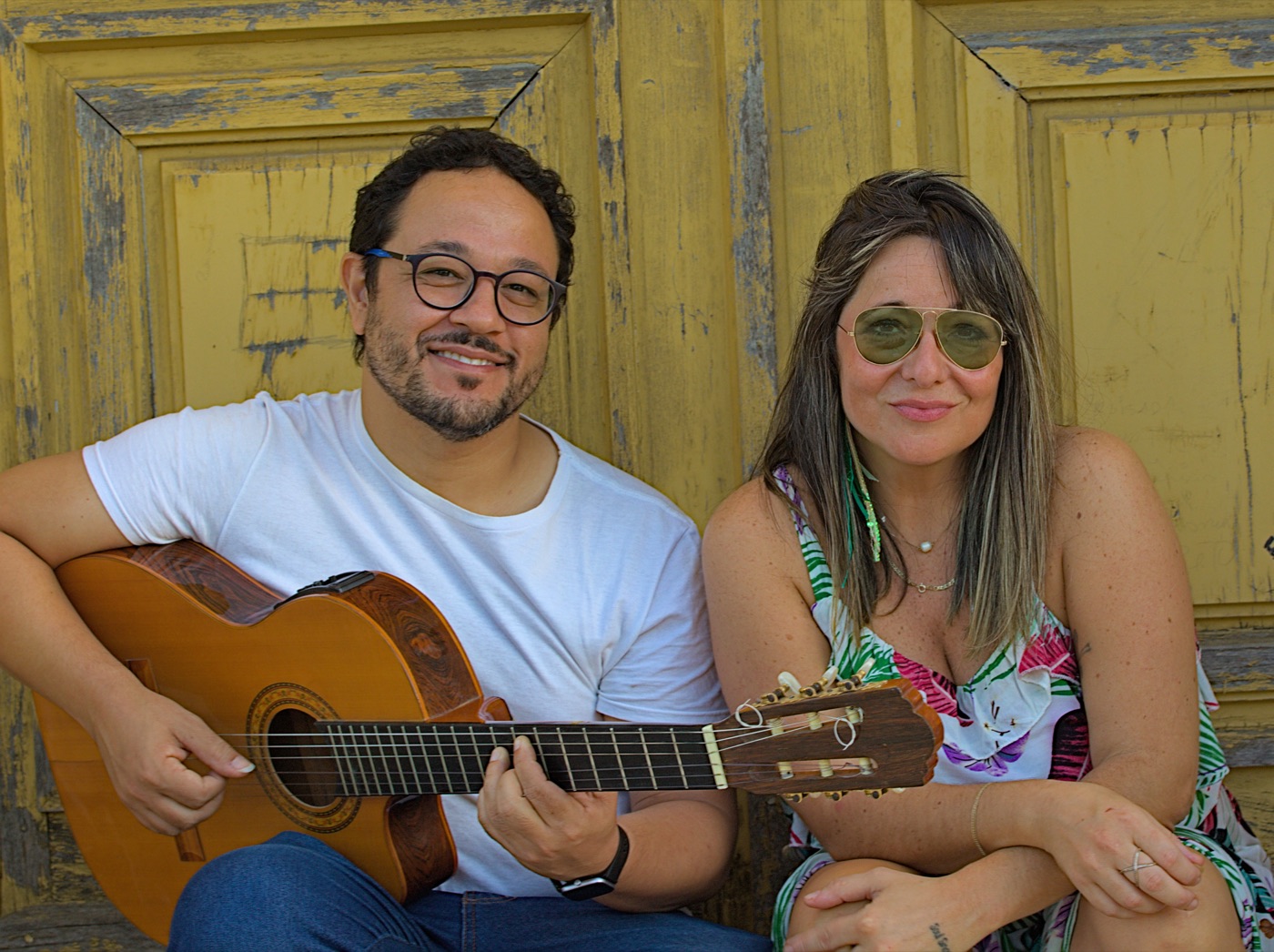 Cibele e Rafael com violão, sorrindo