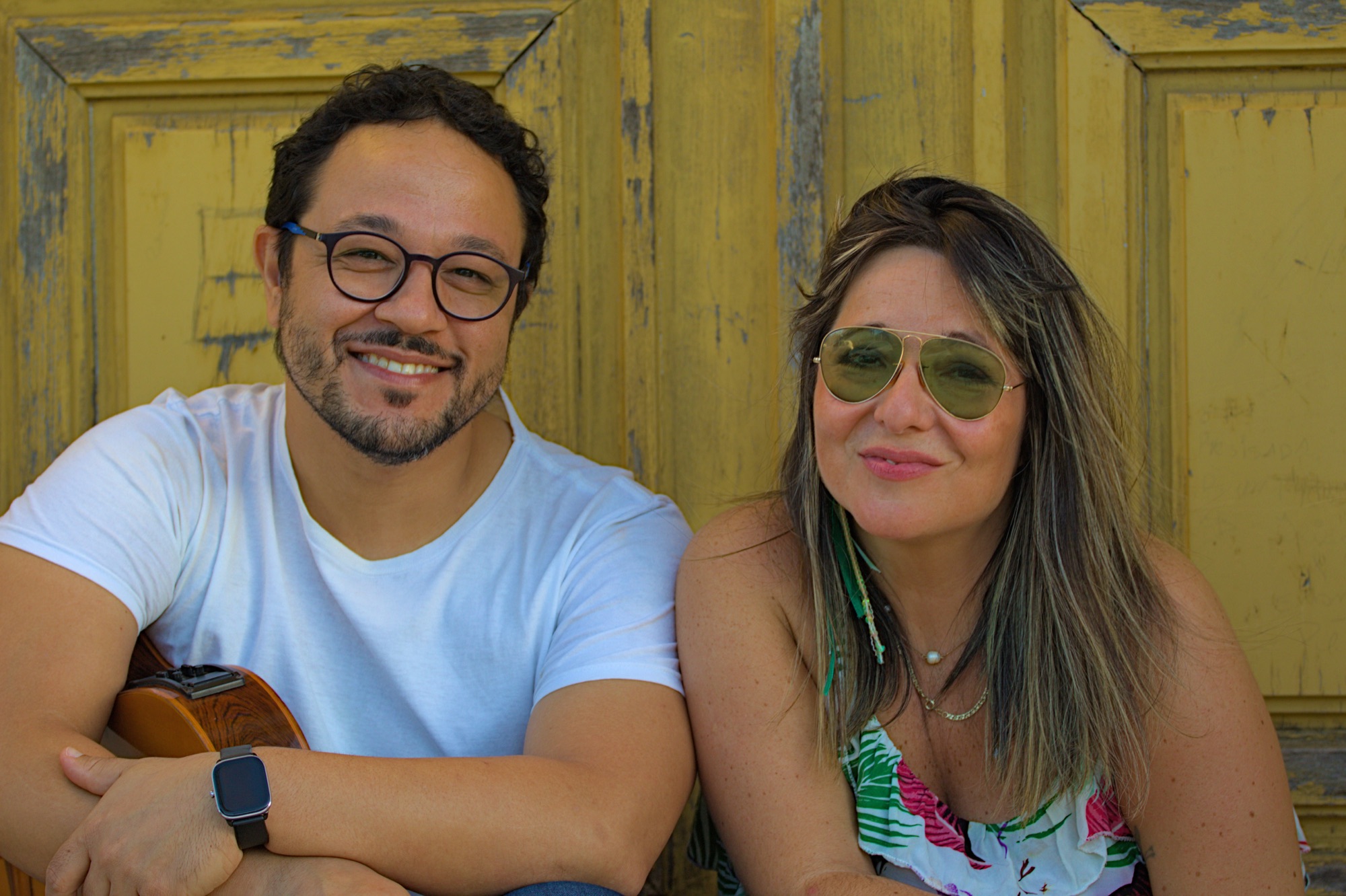 Cibele e Rafael com violão